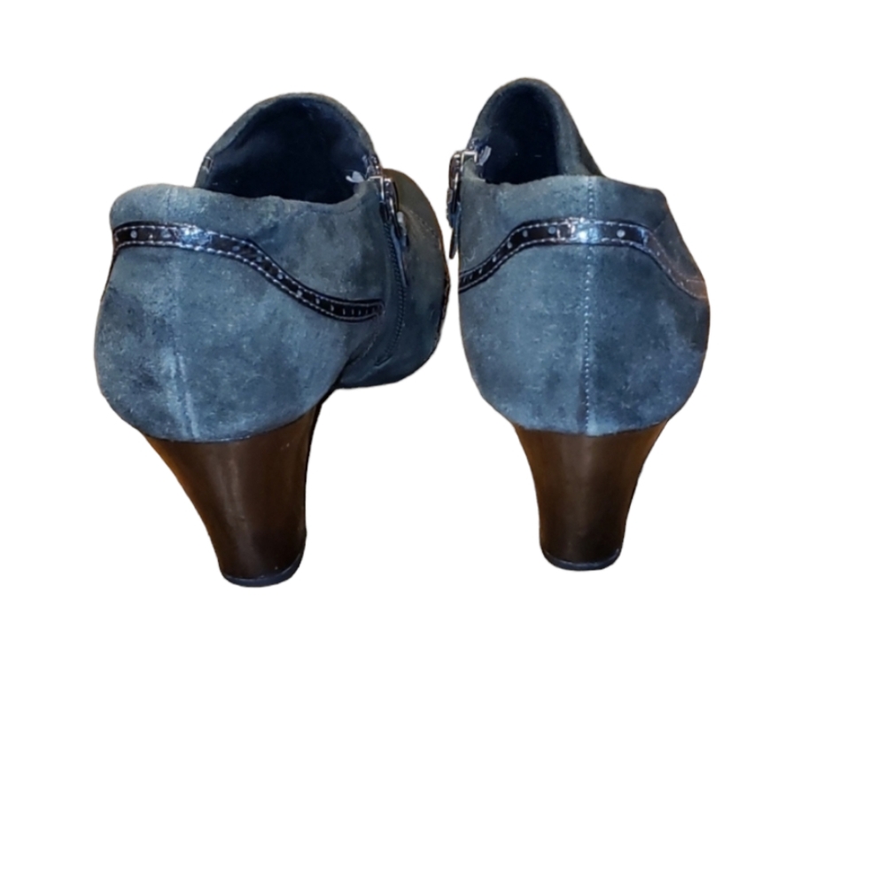 Clark's Artisan Diamond Cameo Green Suede Booties - Picture 4 of 11
